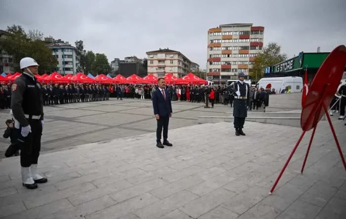 Kocaeli’de Cumhuriyet Bayramı kutlamaları çelenk töreniyle başladı