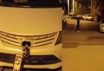 Kocaeli’de gece yarısı otomobile saldırdı: Araçta kırılmadık yer kalmadı!