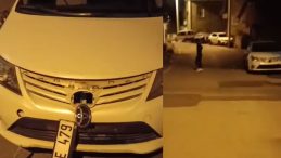 Kocaeli’de gece yarısı otomobile saldırdı: Araçta kırılmadık yer kalmadı!