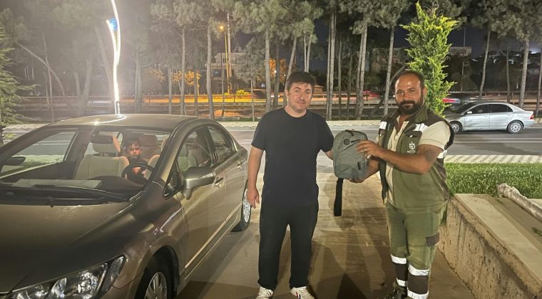 Ağacın altında buldu: Çantadan 400 bin liralık servet çıktı
